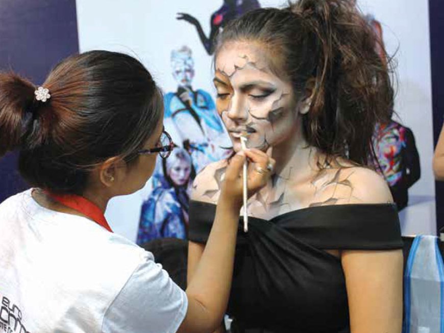 How Do Makeup Certification Classes Balance Artistic Expression with Commercial Appeal?