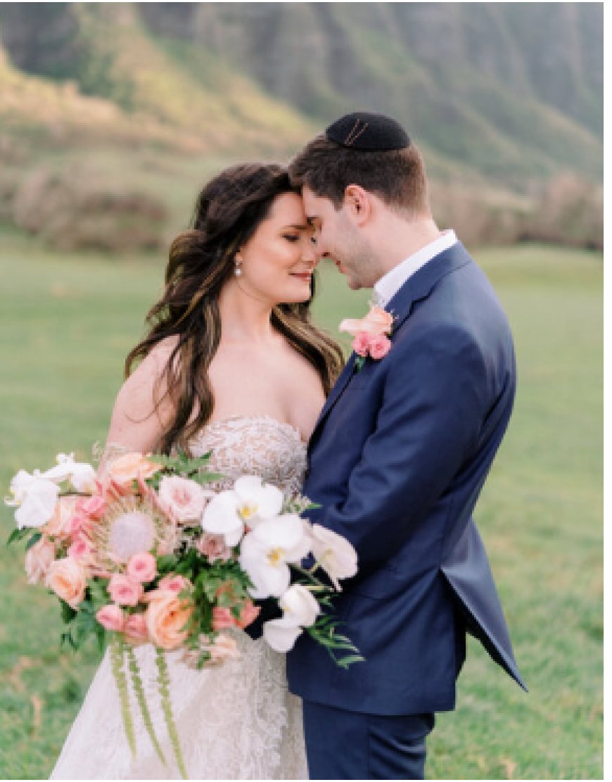 How to Add Hawaii's Vibrant Colors to Your Wedding Photos?