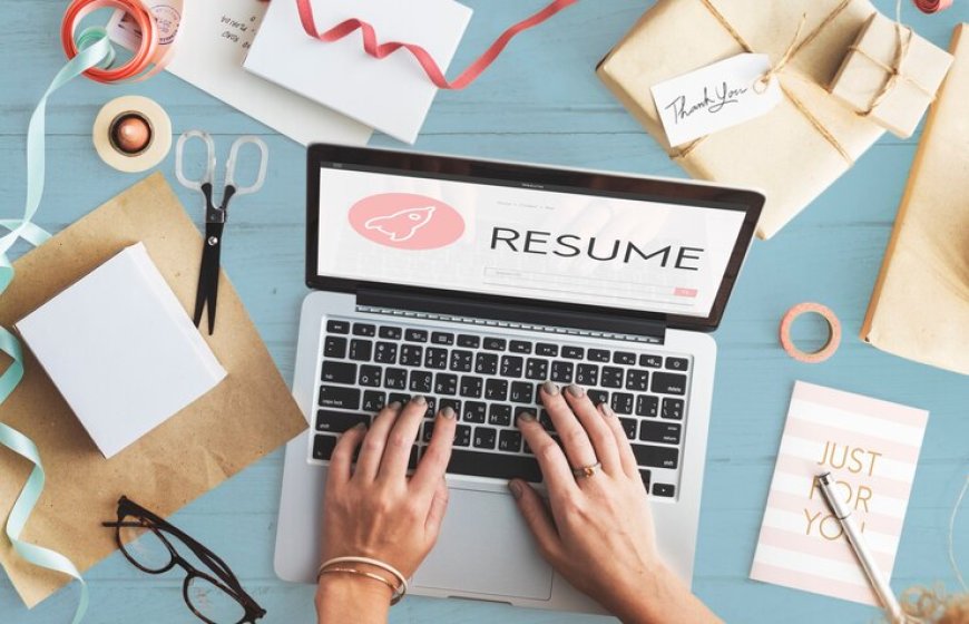 Crafting a Standout Customer Service Resume with a Consultant